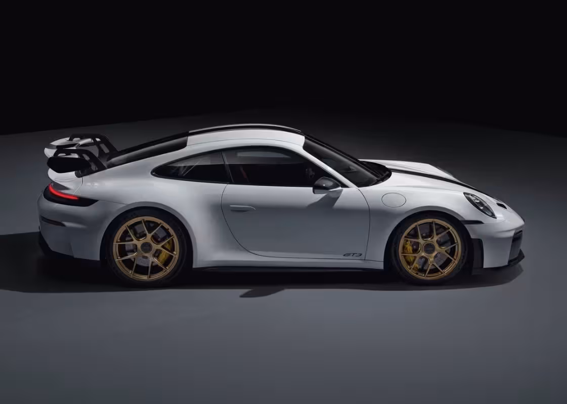 Выставка машин Porsche в молдавском музее вызвала скандал