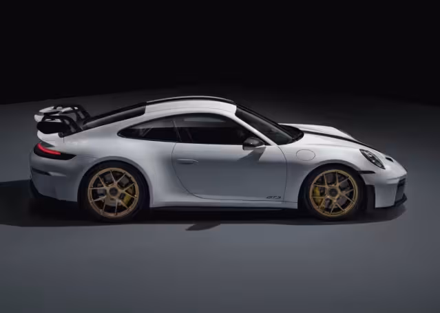 Выставка машин Porsche в молдавском музее вызвала скандал