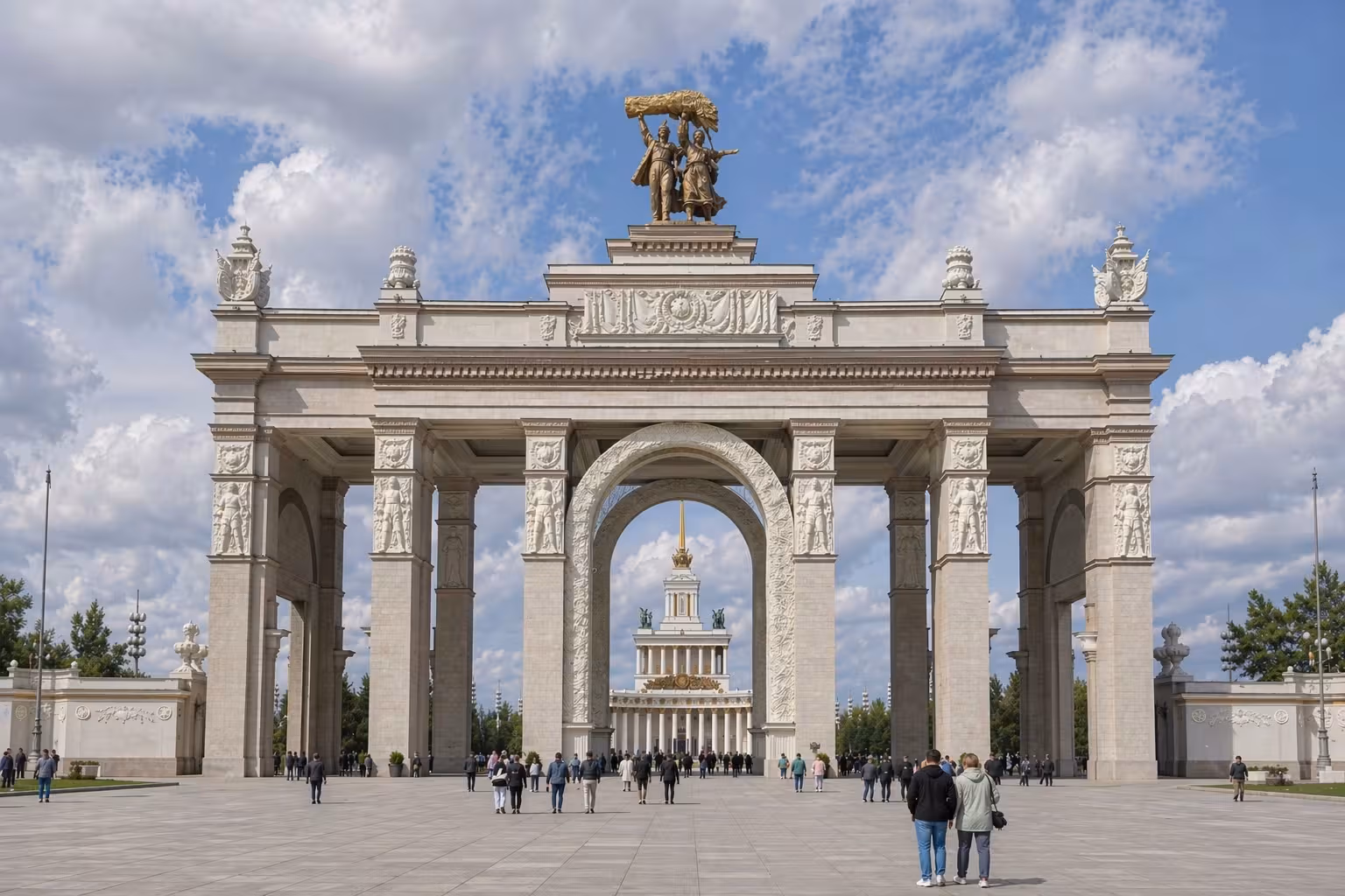 Культурный досуг в мегаполисе: какие уникальные выставки откроются в столице в начале лета?